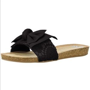 Fergalicious women’s Mallory flat sandal